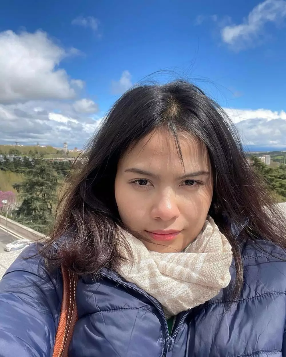 pesona komang ayu di luar lapangan © Instagram