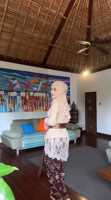 Pesona Putri Delina di acara Mepamit Mahalini dan Rizky Febian © 2024 Instagram