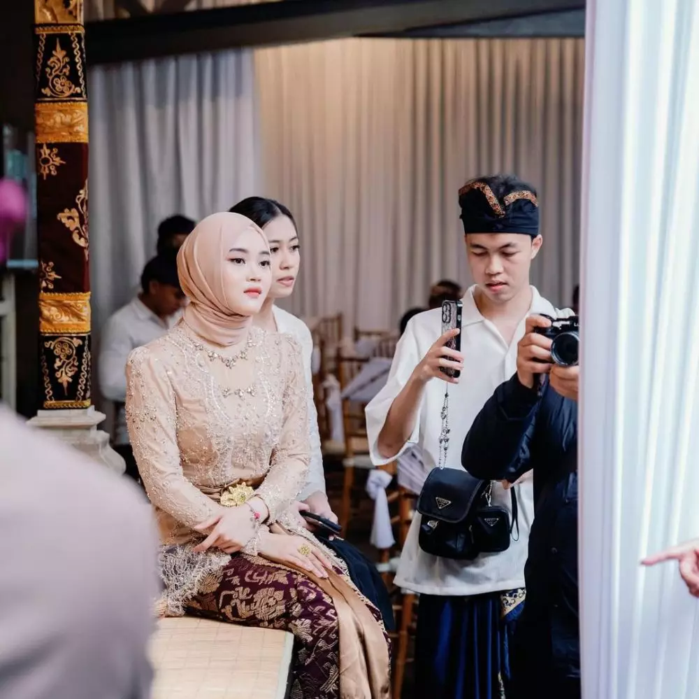 Pesona Putri Delina di acara Mepamit Mahalini dan Rizky Febian © 2024 Instagram