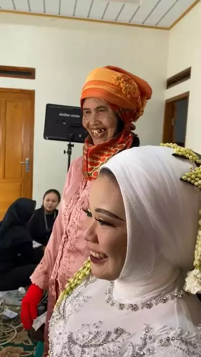 kelakuan nenek usap wajah pengantin wanita TikTok kelakuan nenek usap wajah pengantin wanita TikTok