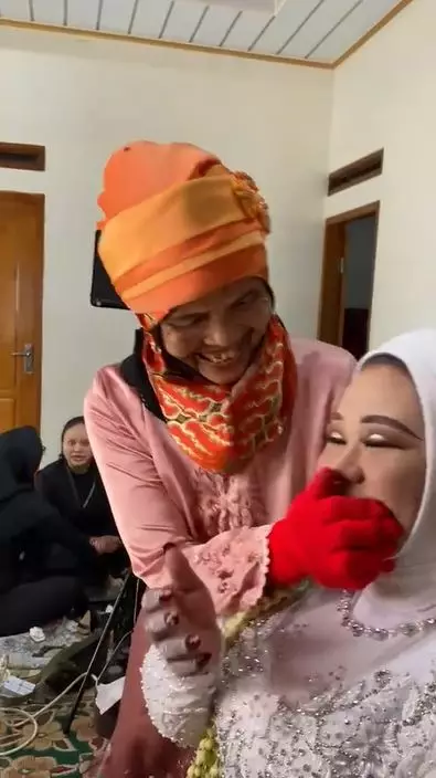 kelakuan nenek usap wajah pengantin wanita TikTok kelakuan nenek usap wajah pengantin wanita TikTok