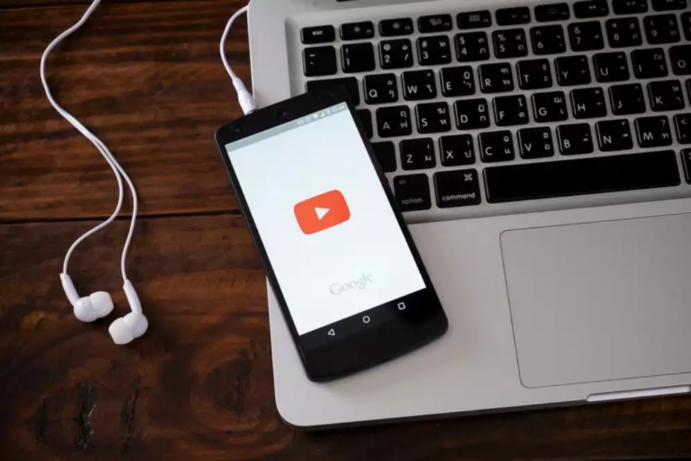 Google menambahkan Gemini AI sebagai ekstensi agar dapat memutar lagu dari YouTube Music