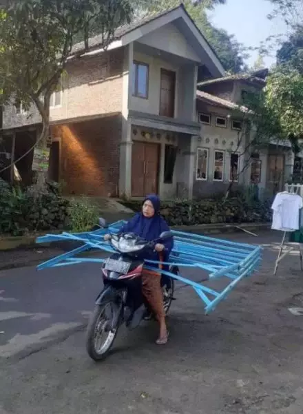 Potret kocak orang pengen multitasking Berbagai sumber