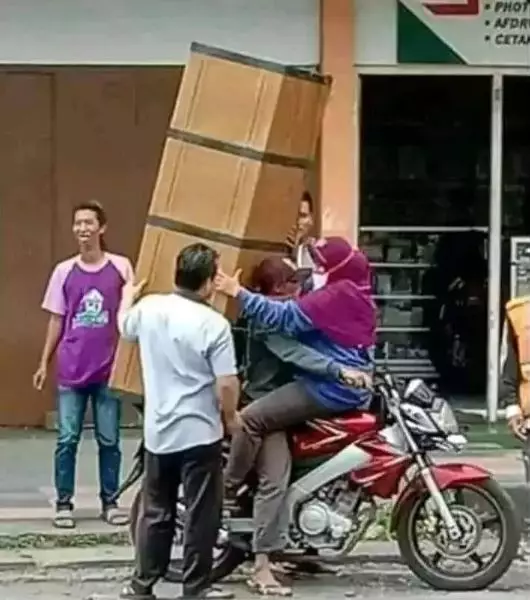 Potret kocak orang pengen multitasking Berbagai sumber