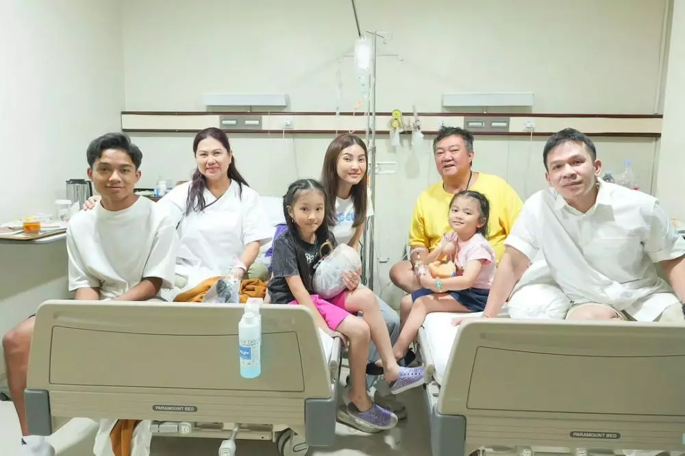 Sarwendah jenguk ibunya di rumah sakit tanpa kehadiran Ruben Onsu © 2024 Instagram Sarwendah jenguk ibunya di rumah sakit tanpa kehadiran Ruben Onsu © 2024 Instagram