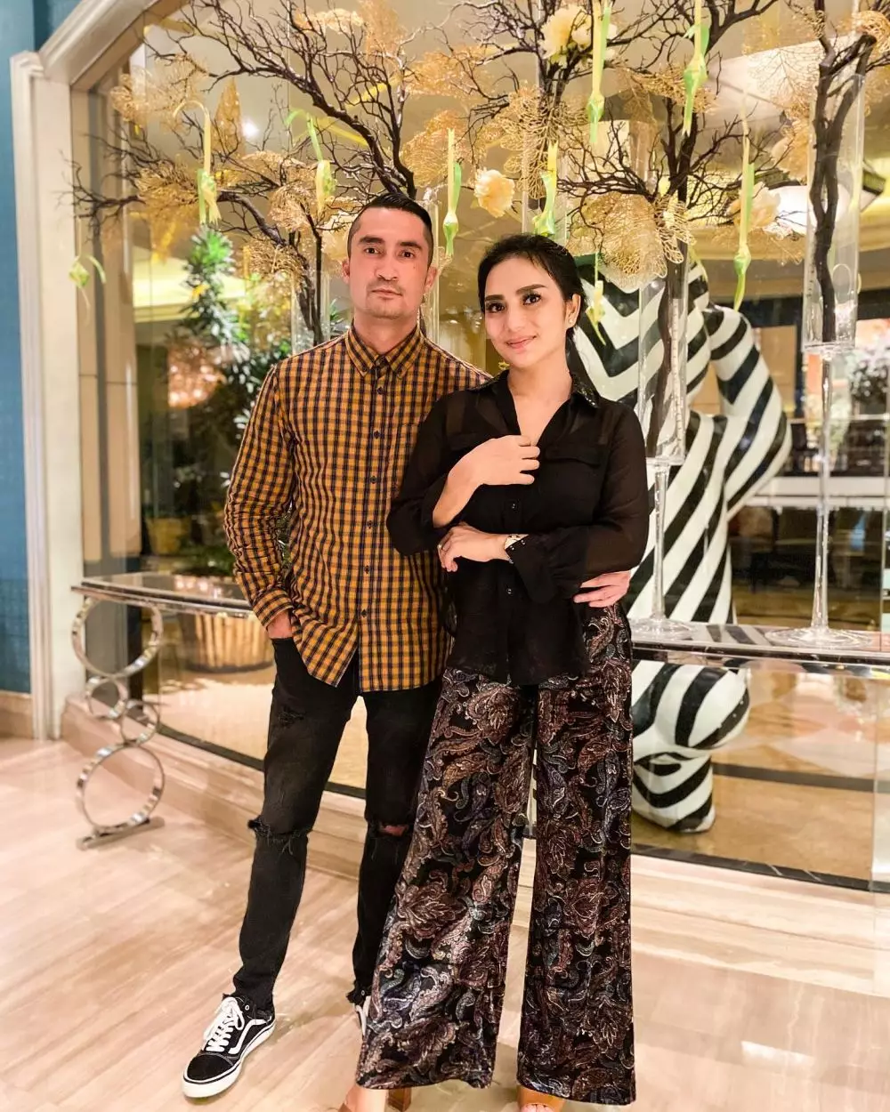 potret romantis Reza Pahlevi dan istri © instagram
