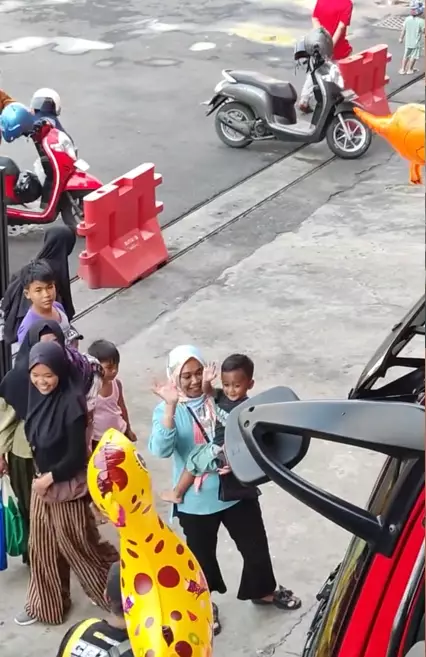 aksi petugas selamatkan TikTok/@viki_tropica aksi petugas selamatkan TikTok/@viki_tropica