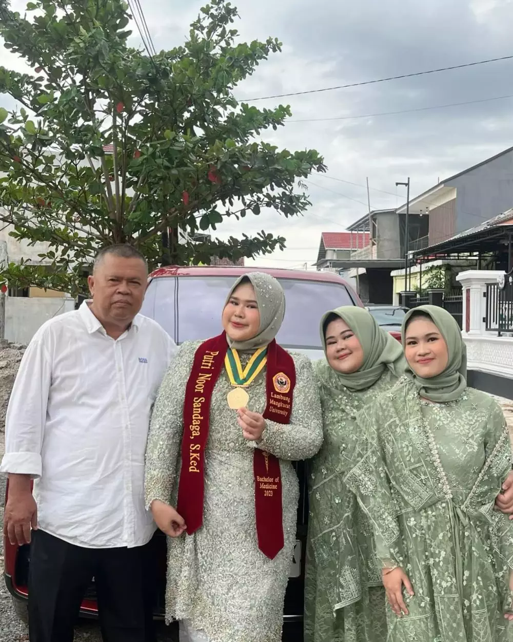 Potret wanita dasteran  Instagram/@puterisandagaaa