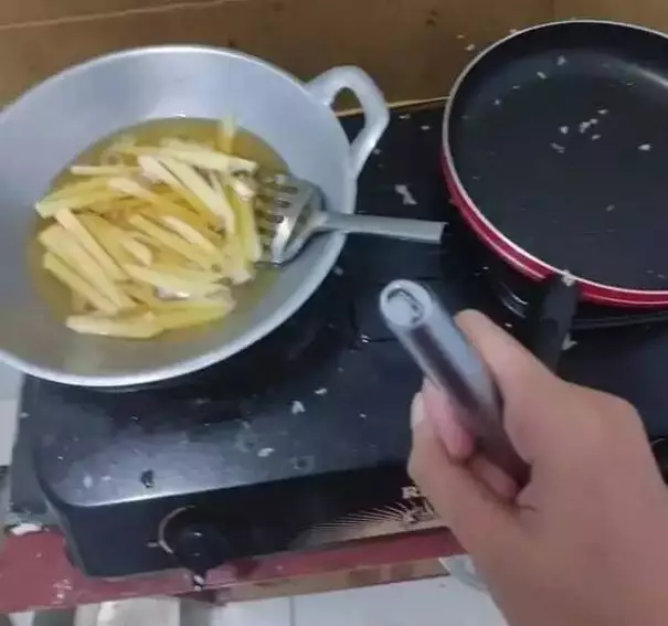 Potret kocak momen apes ketika masak di dapur Berbagai sumber