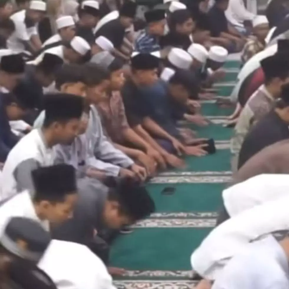 Bukan konvoi sambil corat-coret baju, momen SMK di Gresik rayakan kelulusan ini bikin salut