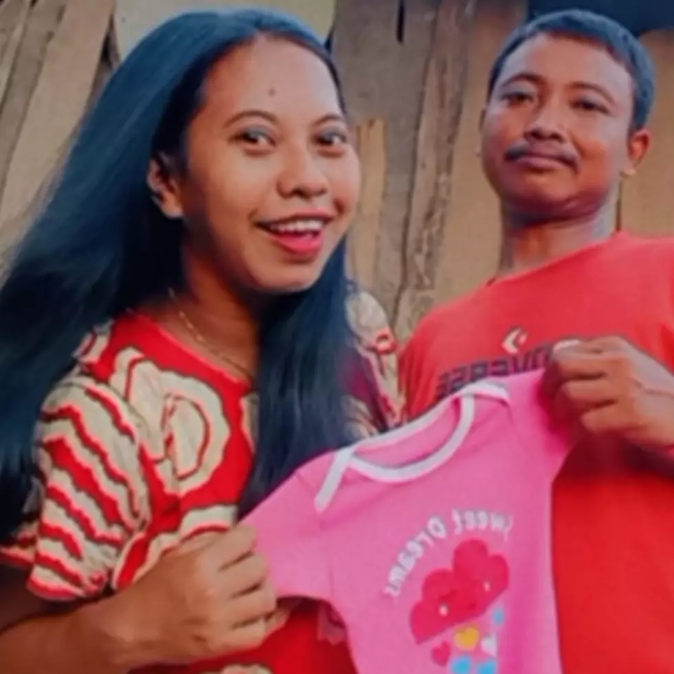 Foto maternity modal kamera depan &amp; latar gubuk kayu, pasutri ini buktikan ikut tren nggak harus mahal