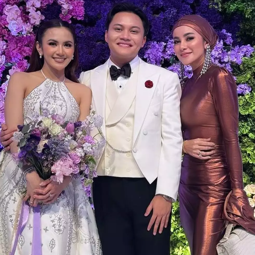 Ada yang tampil santai kenakan jeans, intip gaya 17 seleb di resepsi nikah Mahalini dan Rizky Febian