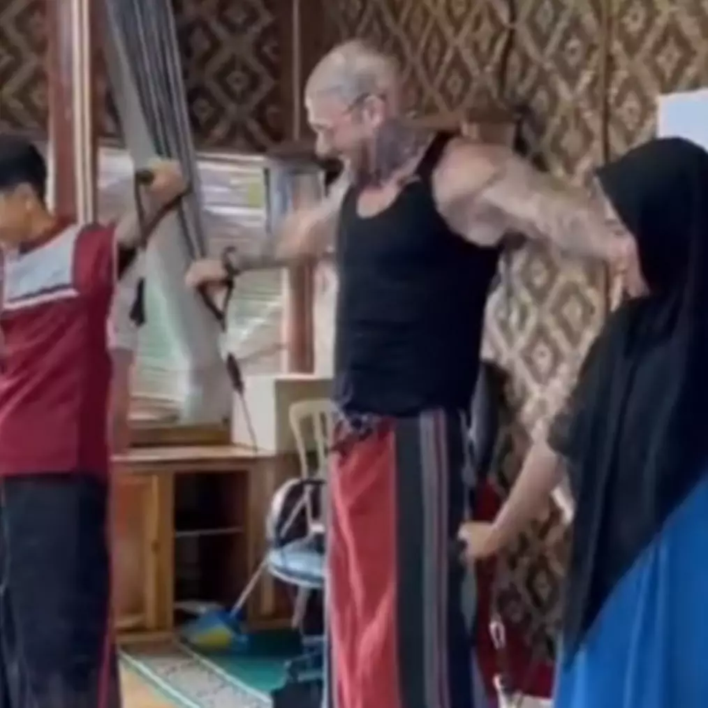 Jangan lihat kebaikan dari penampilan, momen bule bertato ajar olahraga anak pesantren ini bikin salut