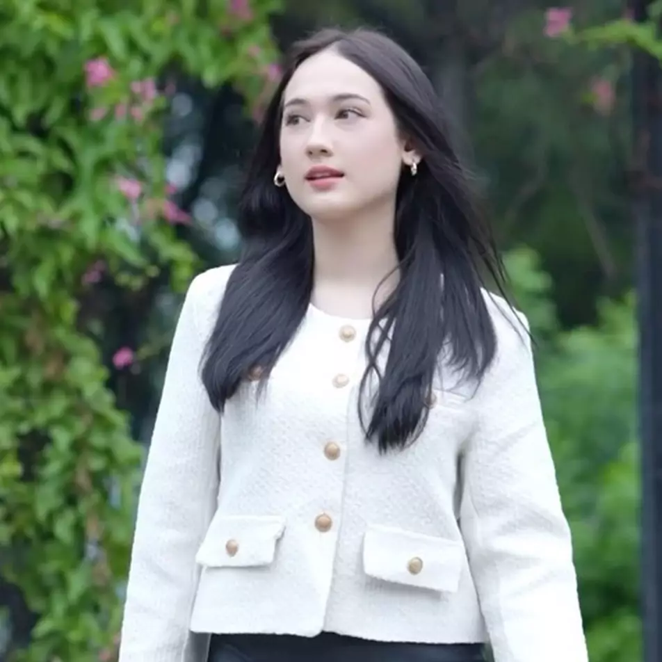 Beda belasan tahun bak kakak adik, 9 potret kompak pemeran Ayudia 'Cinta Berakhir Bahagia' dan ibunda