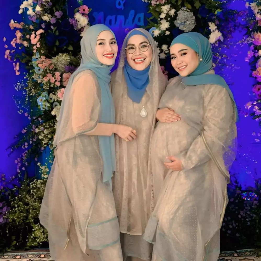 11 Momen tasyakuran 7 bulanan kehamilan kedua Syifa adik Ayu Ting Ting, penampilan Bilqis jadi sorotan