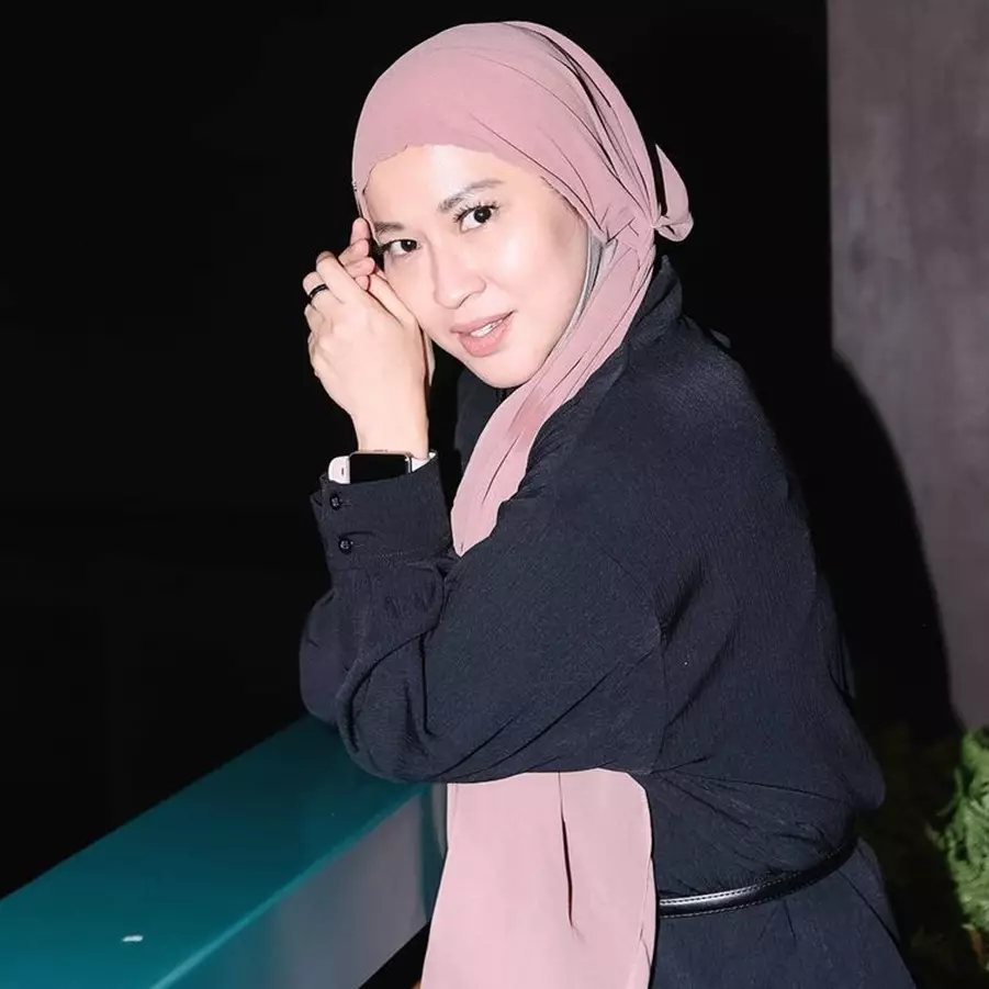 8 Potret dapur Okie Agustina ini mungil dan sederhana, tampilannya cantik pakai motif ala marmer