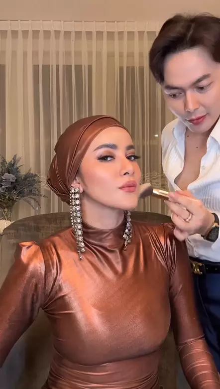 Potret Olla Ramlan saat hadiri resepsi nikahan Rizky Febian & Mahalini outfitnya dicibir © 2024 Instagram Potret Olla Ramlan saat hadiri resepsi nikahan Rizky Febian & Mahalini outfitnya dicibir © 2024 Instagram