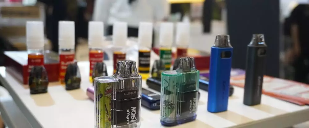 Lunix memperkenalkan vape Draco yang stylish pada acara JIVE di Jiexpo Kemayoran Lunix memperkenalkan vape Draco yang stylish pada acara JIVE di Jiexpo Kemayoran