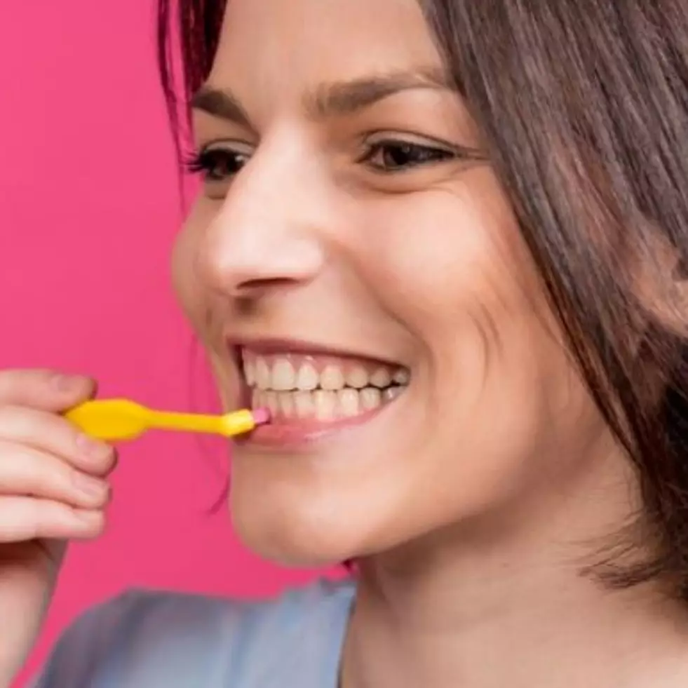 Cuma butuh waktu 3 menit, ini cara putihkan gigi bernoda kuning pakai 2 bahan dapur