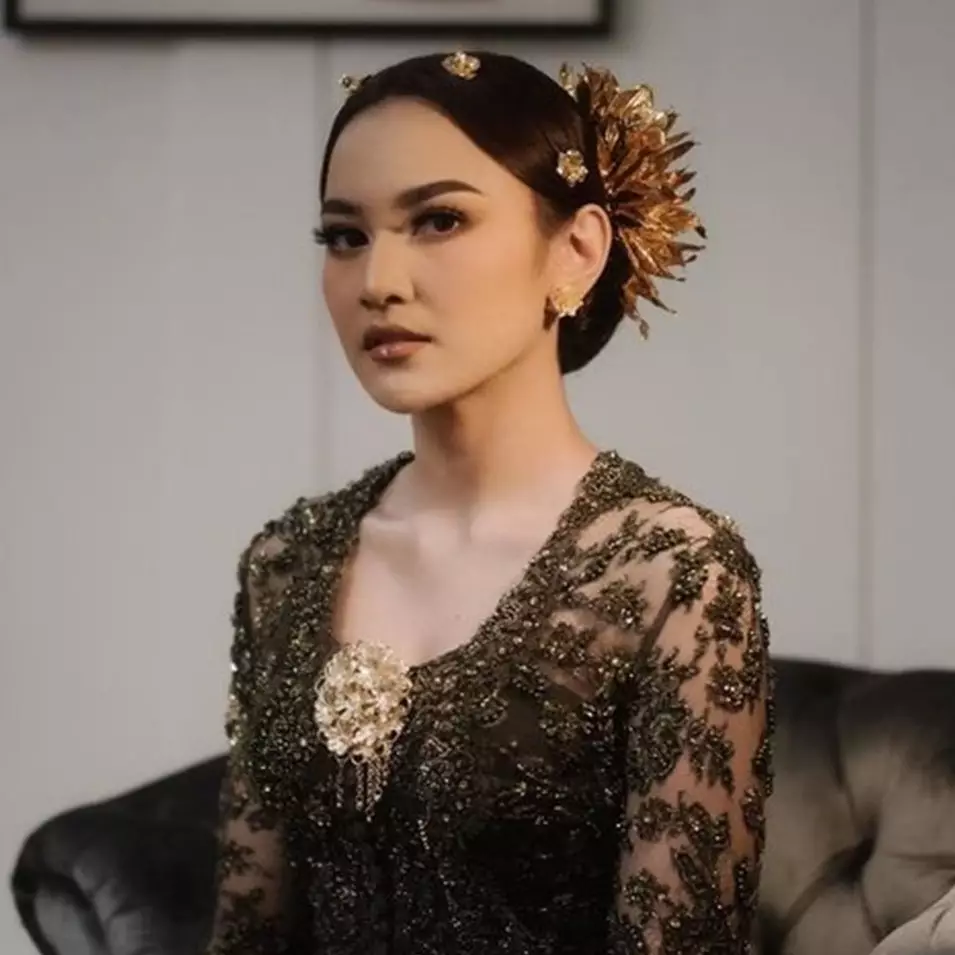 10 Potret penampilan Mahalini dari lamaran hingga wedding party, gaun halterneck sukses tuai atensi