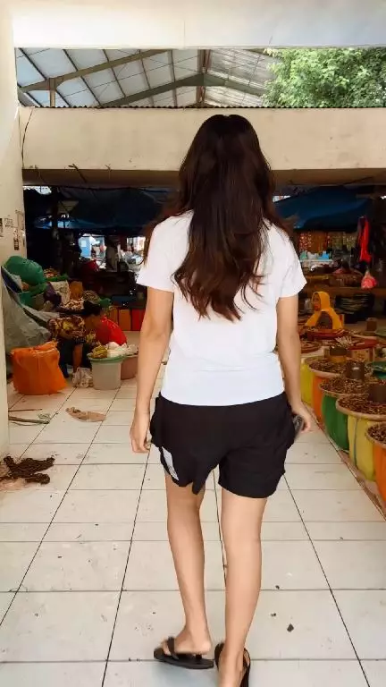 indah permatasari ke pasar pakai sandal jepit © instagram indah permatasari ke pasar pakai sandal jepit © instagram