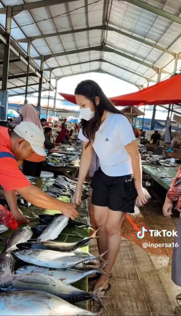 indah permatasari ke pasar pakai sandal jepit © instagram indah permatasari ke pasar pakai sandal jepit © instagram