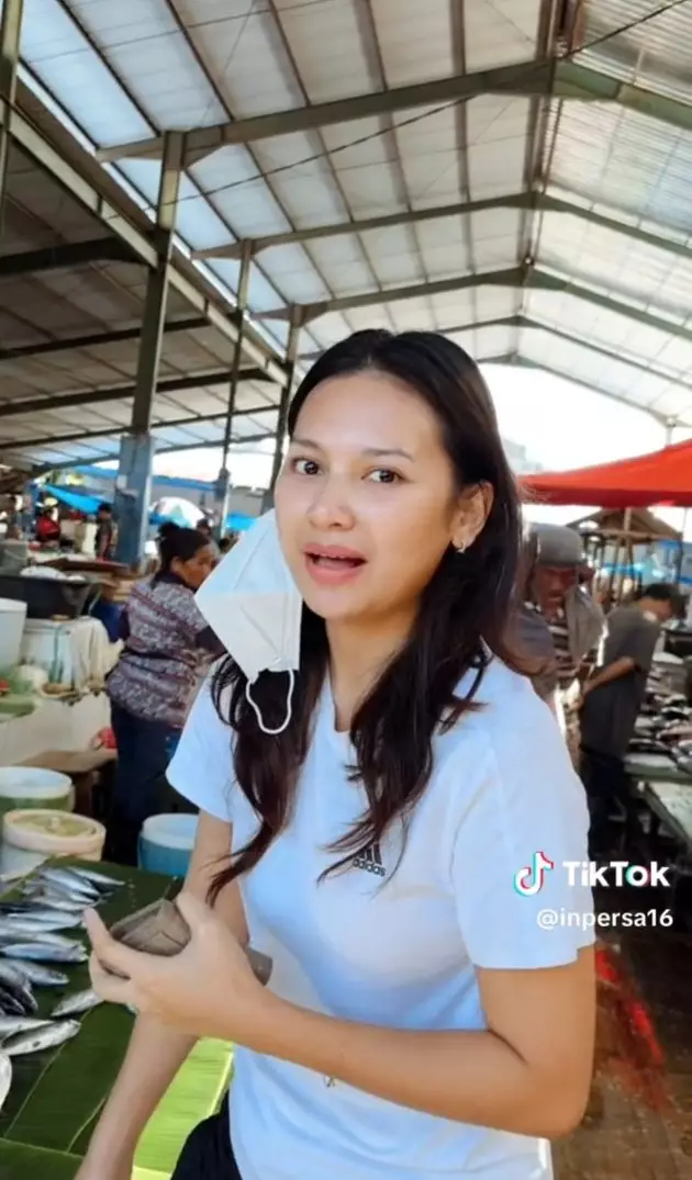 indah permatasari ke pasar pakai sandal jepit © instagram indah permatasari ke pasar pakai sandal jepit © instagram