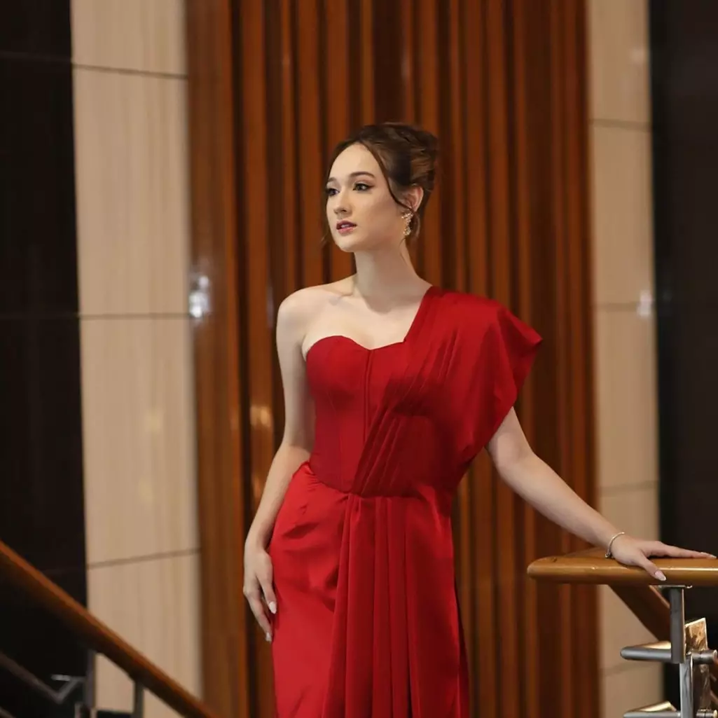 7 Potret Laura Moane &amp; Maia Estianty di acara penghargaan, tetap akrab di tengah rumor Al Ghazali CLBK