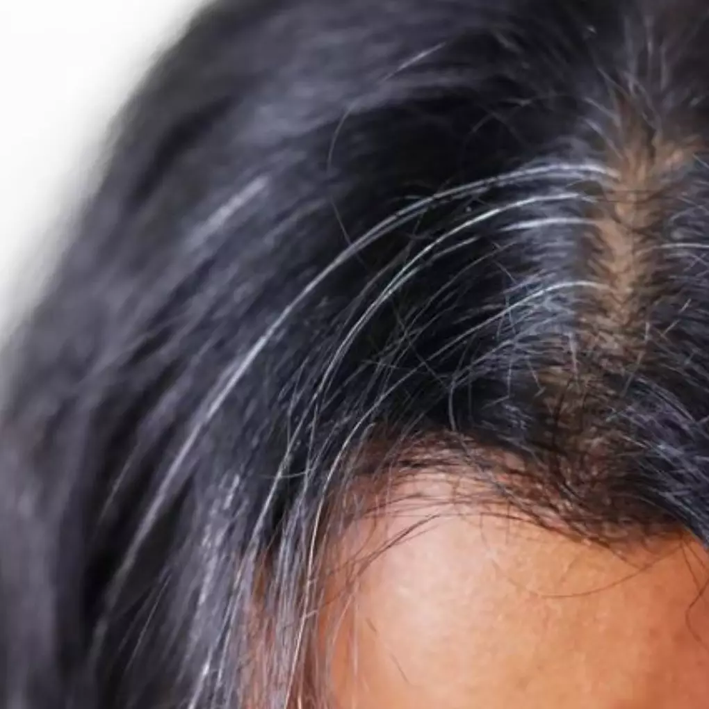 Tanpa semir mahal di salon, ini cara menggelapkan tampilan uban hanya pakai 2 jenis bahan minuman