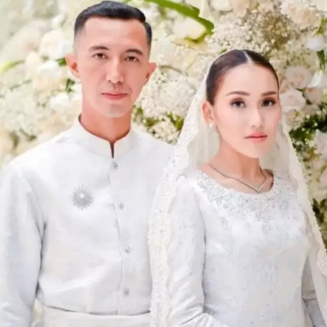 Ayu Ting Ting buka suara soal kabar pernikahan ditunda saat rumor sisi negatif calon suami beredar