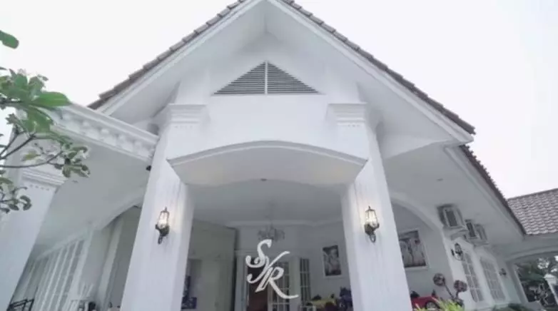 halaman belakang Syahrini © berbagai sumber halaman belakang Syahrini © berbagai sumber