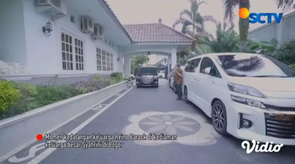 halaman belakang Syahrini © berbagai sumber halaman belakang Syahrini © berbagai sumber