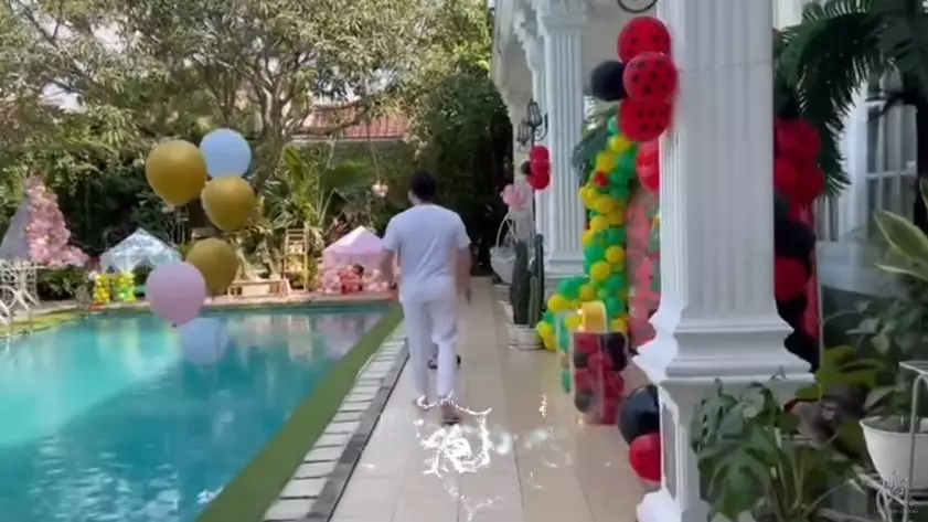 halaman belakang Syahrini © berbagai sumber halaman belakang Syahrini © berbagai sumber