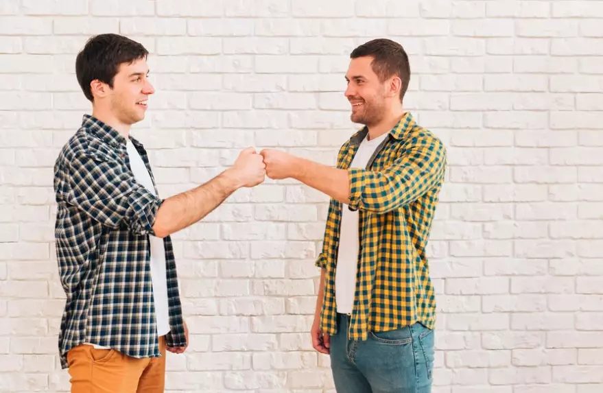 Pantun berbalas 2 orang freepik.com