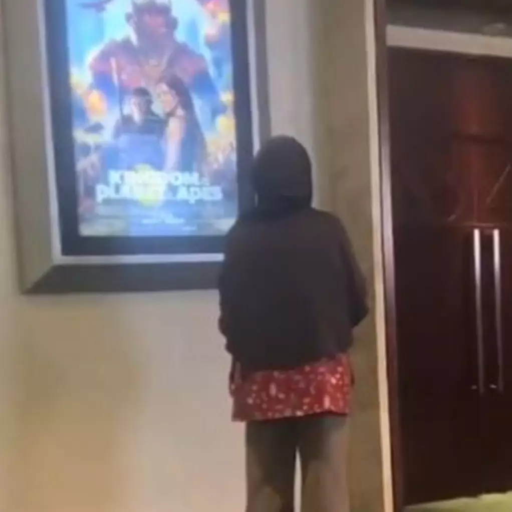 Momen gerombolan wanita tertawakan seorang ibu di bioskop ini aksinya bikin warganet meradang