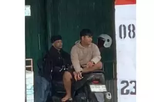 Momen kocak dua pria lagi berteduh malah ketemu 'kembaran' tak terduga, serupa tapi nggak sama