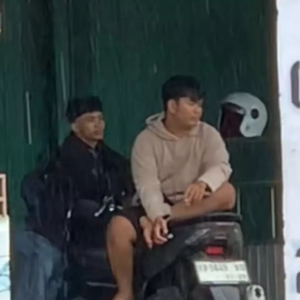 Momen kocak dua pria lagi berteduh malah ketemu 'kembaran' tak terduga, serupa tapi nggak sama