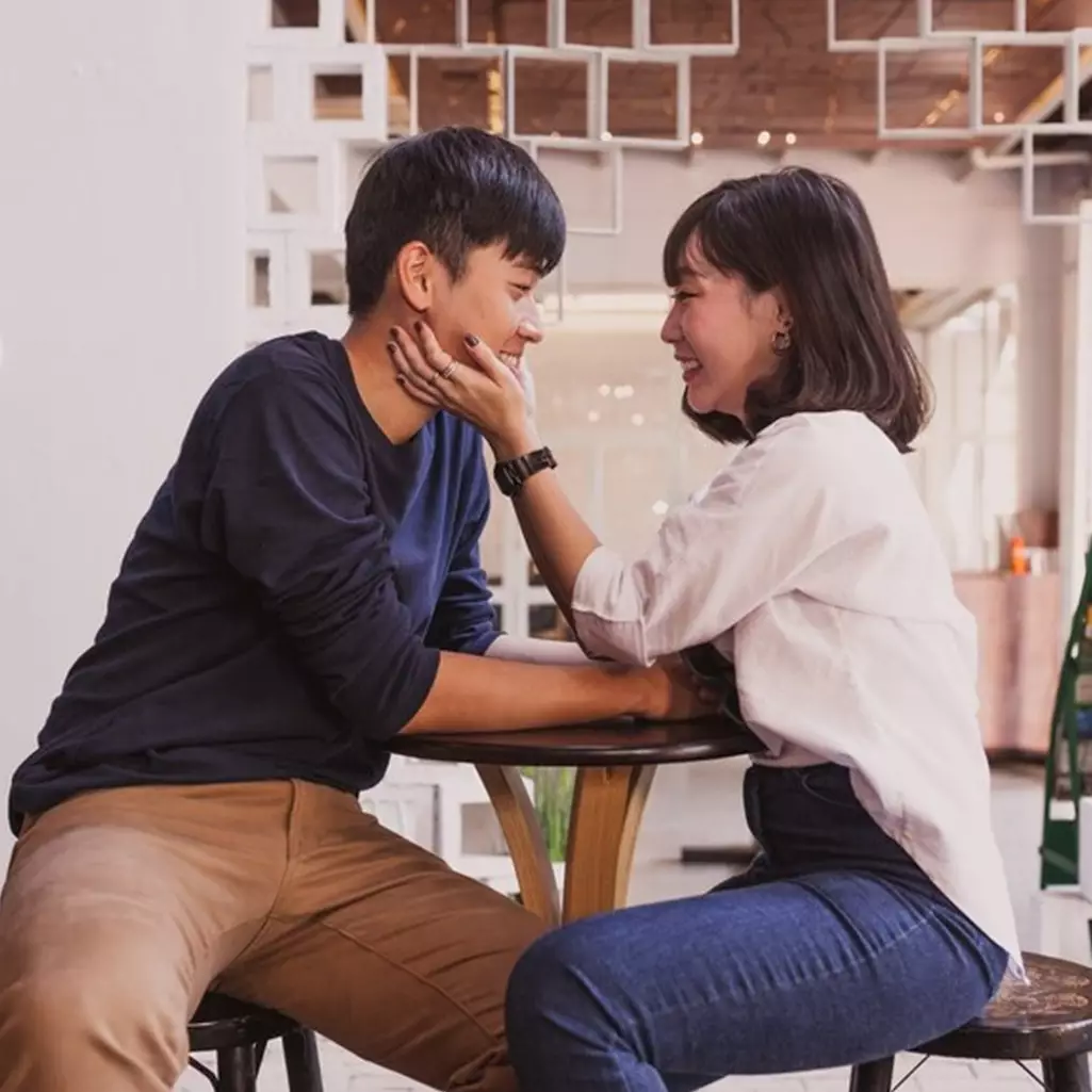 55 Pantun cinta gombal 2 baris, penuh makna, romantis, dan cocok buat pacar