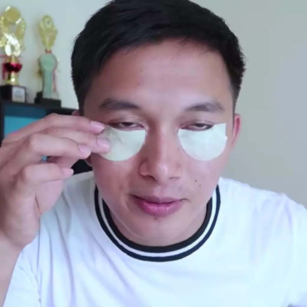 Tanpa eye cream, pria ini tunjukkan cara hilangkan mata panda pakai 1 jenis buah