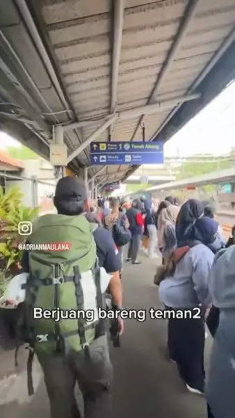 adrian maulana naik transportasi umum © 2024 Instagram adrian maulana naik transportasi umum © 2024 Instagram