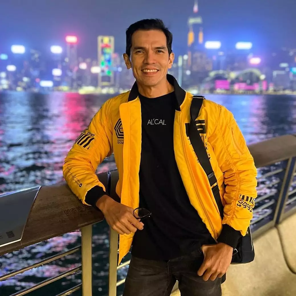 9 Potret Adrian Maulana tetap necis antilepek saat naik kendaraan umum, tuai pujian dari warganet