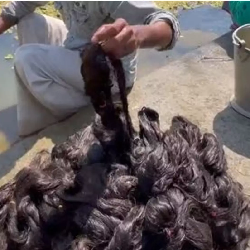 8 Proses bikin rambut palsu ini bak nyuci baju di sungai, penampakannya bikin warganet kaget