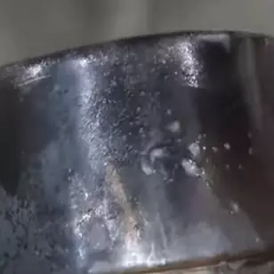 Tanpa digosok sabun batang, ini trik bersihkan teko gosong dan hitam agar kinclong pakai 3 bahan dapur