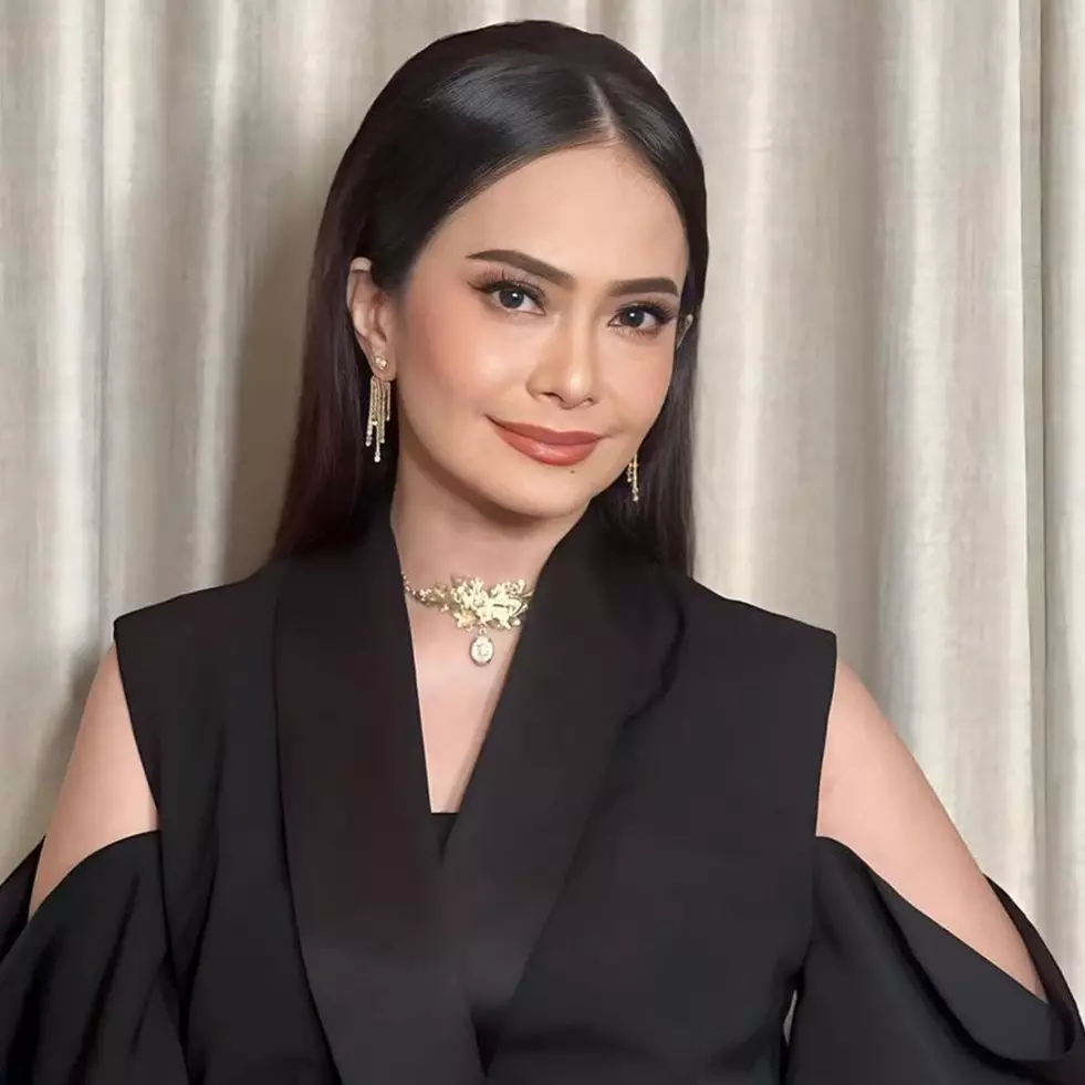 Penuh perabotan tapi penataannya estetik, 10 potret dapur minimalis Ersa Mayori ini homey pol