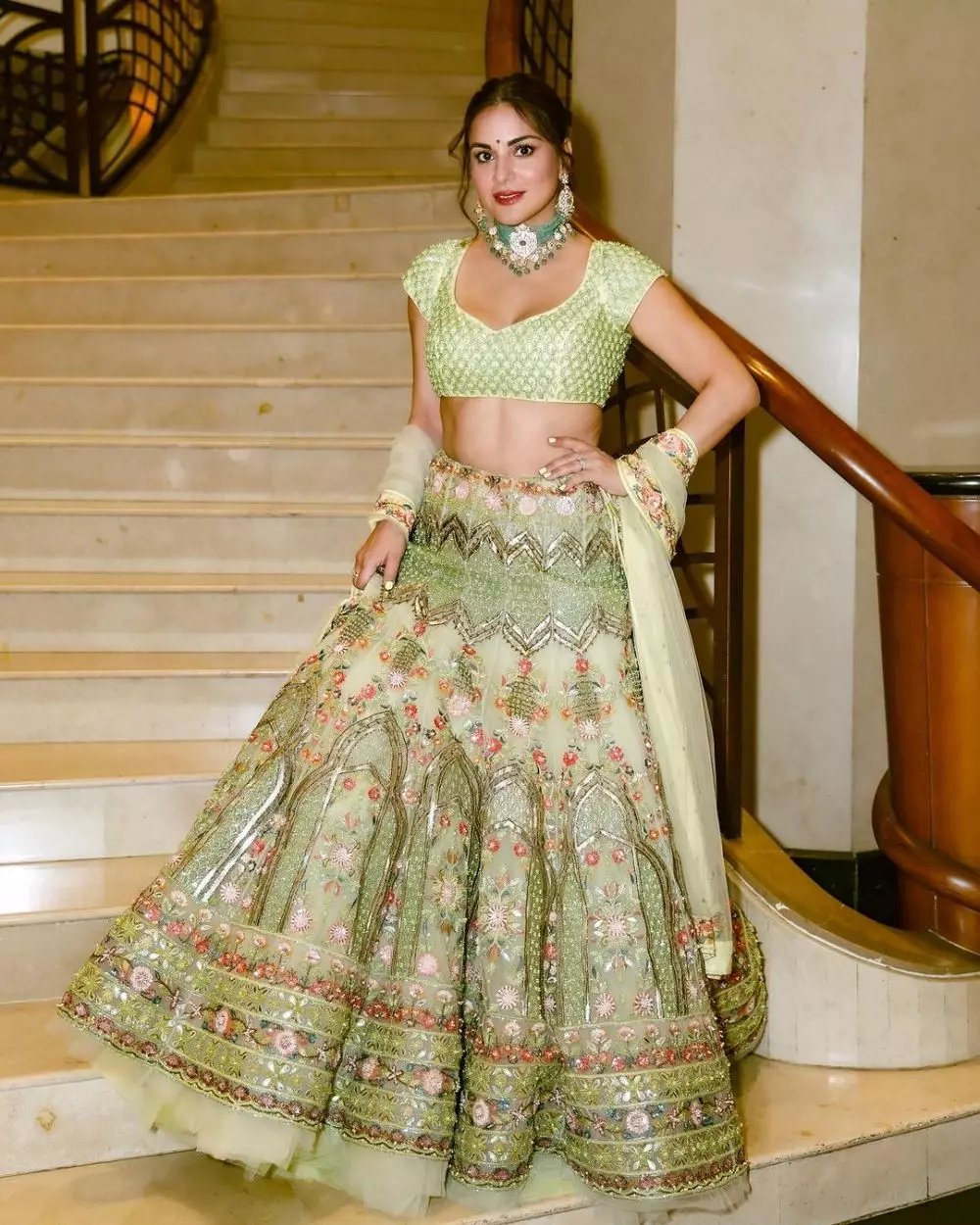 potret keseharian Shraddha Arya pemeran dr. Preetha di Takdir Lonceng Cinta © 2024 Instagram