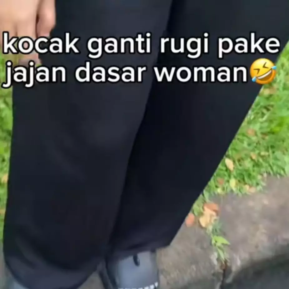 Momen pria ditabrak dari belakang oleh pengemudi wanita hingga motor rusak, ganti ruginya tuai sorotan