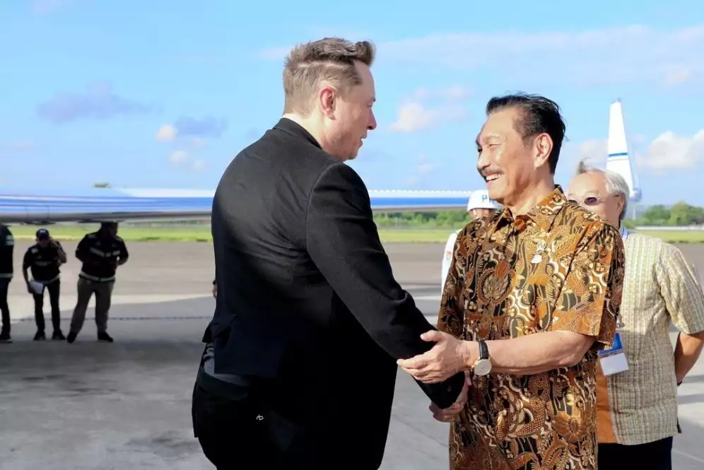 Elon Musk tiba di Bali disambut Luhut Pandjaitan, bakal resmikan layanan internet satelit Starlink