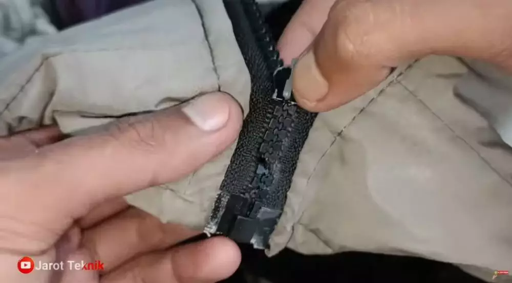 trik perbaiki resleting jaket dol © YouTube