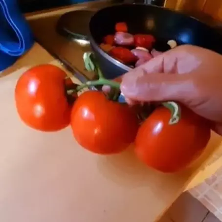 Rusak kalau disimpan di kulkas, ini trik menyimpan tomat agar tetap segar tidak busuk hingga 1 bulan