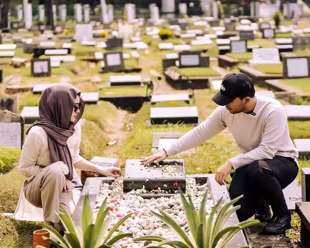 Thariq ziarah ke makam Adjie Massaid © Instagram Thariq ziarah ke makam Adjie Massaid © Instagram
